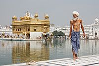 Archivo:Sikh pilgrim at the Golden Temple (Harmandir Sahib) in Amritsar, India
