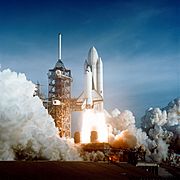 Archivo:Space Shuttle Columbia launching