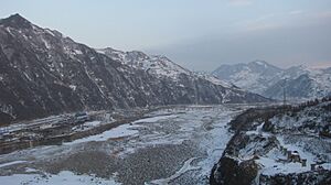 Archivo:The Yalu River in winter