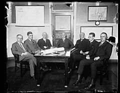 Archivo:These men will study the problem of placing diesel engines in the shipping board vessels. Lft. to rt. around the table- A. Conti, Consulting Engineer to Adm. Benson; J.F. Nichols, Chief LCCN2016893560