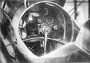 Archivo:Training slide of Royal Aircraft Factory S.E.5a cockpit (17428430695)