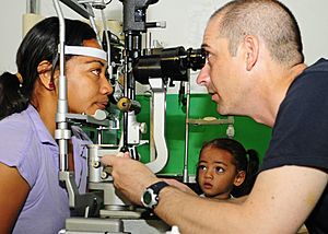 Archivo:US Navy 110420-F-HJ603-105 Lt. Cmdr. Brian Hatch examines a patient during a Pacific Partnership 2011 medical community service event