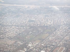 Archivo:Vista aérea de Victoria- río Luján, estadio del Club Atlético Tigre y talleres del FFCC Mitre.