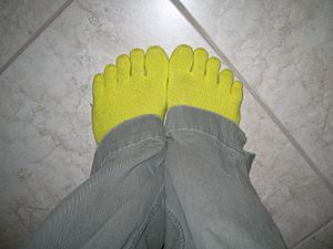 Archivo:Yellow-green toe socks