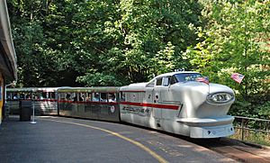 Archivo:Zooliner train - Washington Park & Zoo Railway, cropped