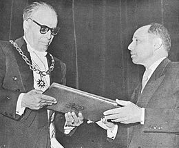 Archivo:1er Juin 1959, Habib Bourguiba signant la constitution