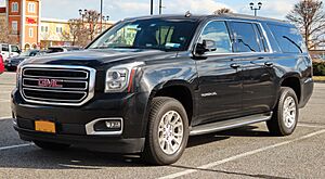 Archivo:2015 GMC Yukon XL SLT, front 2.29.20