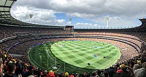 Archivo:2017 AFL Grand Final panorama during national anthem