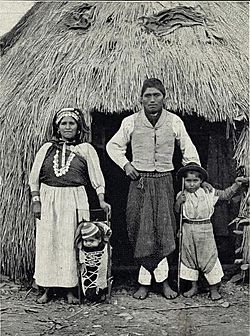 Archivo:A family of Araucauians (Chile)