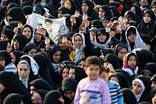 Archivo:Ali Khamenei in Rahian-e Noor023