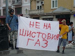 Archivo:Anti-capitalist group demonstrating against shale gas operations, Plovdiv, Bulgaria