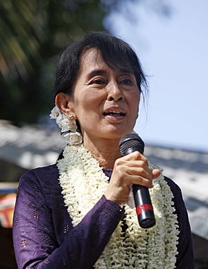 Archivo:Aung San Suu Kyi 17 November 2011