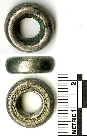 Archivo:BUC-FA09D7 Silver sword hilt ring (FindID 417678)