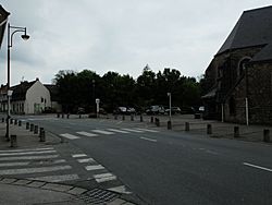 Baincthun - Route de Desvres et Place.JPG