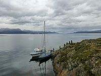 Archivo:Barcos amarrados en una isla sobre el Canal de Beagle