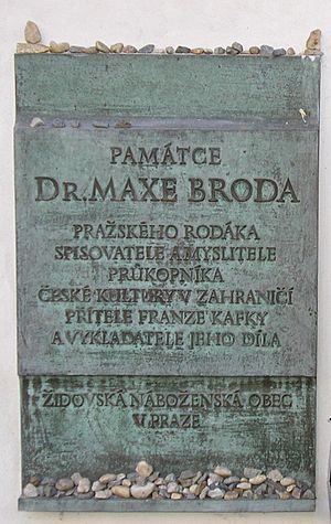 Archivo:Bronze plaque commemorating Max Brod, Prague