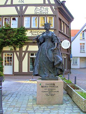 Archivo:Bronzestatue der Kaiserin Maria Theresia