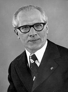 Archivo:Bundesarchiv Bild 183-R0518-182, Erich Honecker