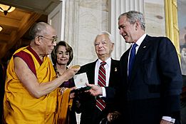 Archivo:Bush, Byrd and Pelosi awarding the Dalai Lama