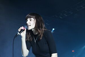Archivo:CHVRCHES --- Fillmore --- 10.22.15 (21786383744)