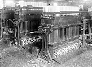 Archivo:COLLECTIE TROPENMUSEUM Kaarsengietmachine TMnr 10014241