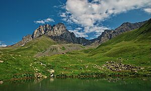 Archivo:Chaukhi Mountain & Tina Lake, Juta Valley, Mtskheta-Mtianeti, Georgia