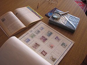 Archivo:Chilean stamp album and catalogue, and a magnifying glass