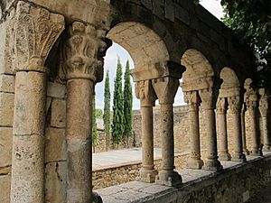Archivo:Claustro románico de Sant Domenech (Perelada)