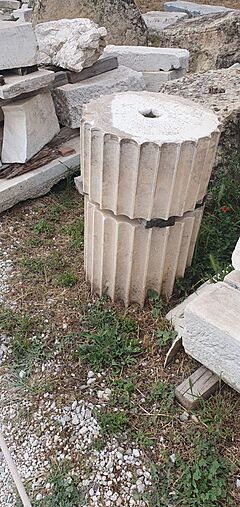 Archivo:Columns elements in the Acropolis of Athens