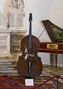 Contrabbasso di Carlo Bergonzi liutaio a Cremona nel 1733.jpg
