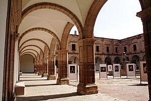 Archivo:Corredor del Centro Cultural Clavijero 368