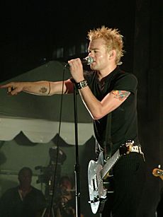 Archivo:Deryck Whibley pointing to audience