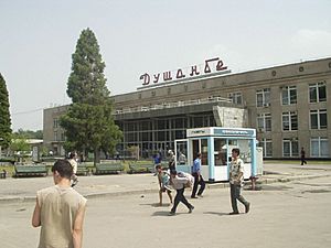 Archivo:Duschanbe Bahnhof