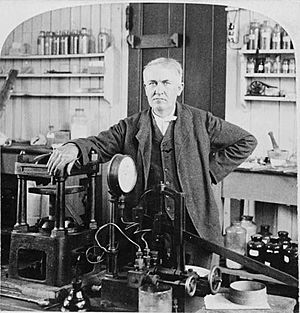 Archivo:Edison in his NJ laboratory 1901