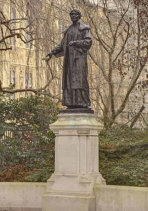 Archivo:Emmeline Pankhurst statue on podium Victoria Tower Gardens