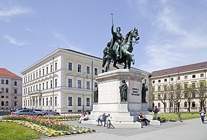 Archivo:Estatua de Luis I de Baviera, Múnich, Alemania, 2012-04-30, DD 02