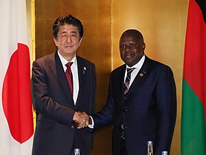 Archivo:Everton Chimulirenji Vice President of Malawi meets with Shinzō Abe, the Prime Minister of Japan