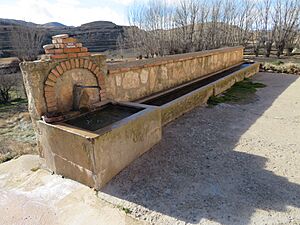 Archivo:Fuente y abrevadero, Cobatillas, Teruel