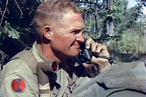 Archivo:Hal Moore, Ia Drang, Nov 1965