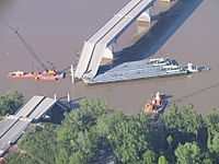 Archivo:I40 Bridge disaster