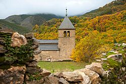 Archivo:Iglesia de San Pedro de Montes en otoño