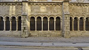 Archivo:Iglesia de Santa María La Antigua (Valladolid). Pórtico