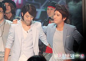 Archivo:Lee Jung-shin, Jung Yong-hwa - 100603 M Countdown