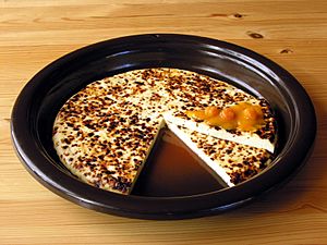 Archivo:Leipäjuusto cheese with cloudberry jam