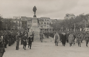 Archivo:Manuel Azaña (13-11-1937) en la Plaza de Cervantes de Alcalá de Henares