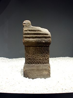 Archivo:Museum of Prehistory and Archaeology of Cantabria 13 - Altar to Erudino (Torrelavega)