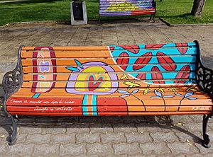 Archivo:Neumann, Renate -bancas pintadas en plaza de Papudo -20171108 fRF16