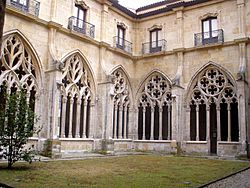 Archivo:Oviedo - Catedral, claustro 12