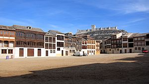 En primer plano la Plaza del Coso y en segundo el Castillo de Peñafiel.