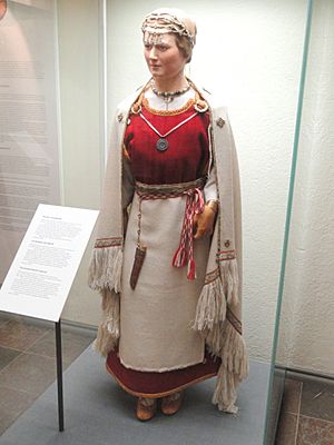 Archivo:Perniö costume reconstruction, from 12th century grave - National Museum of Finland - DSC04198